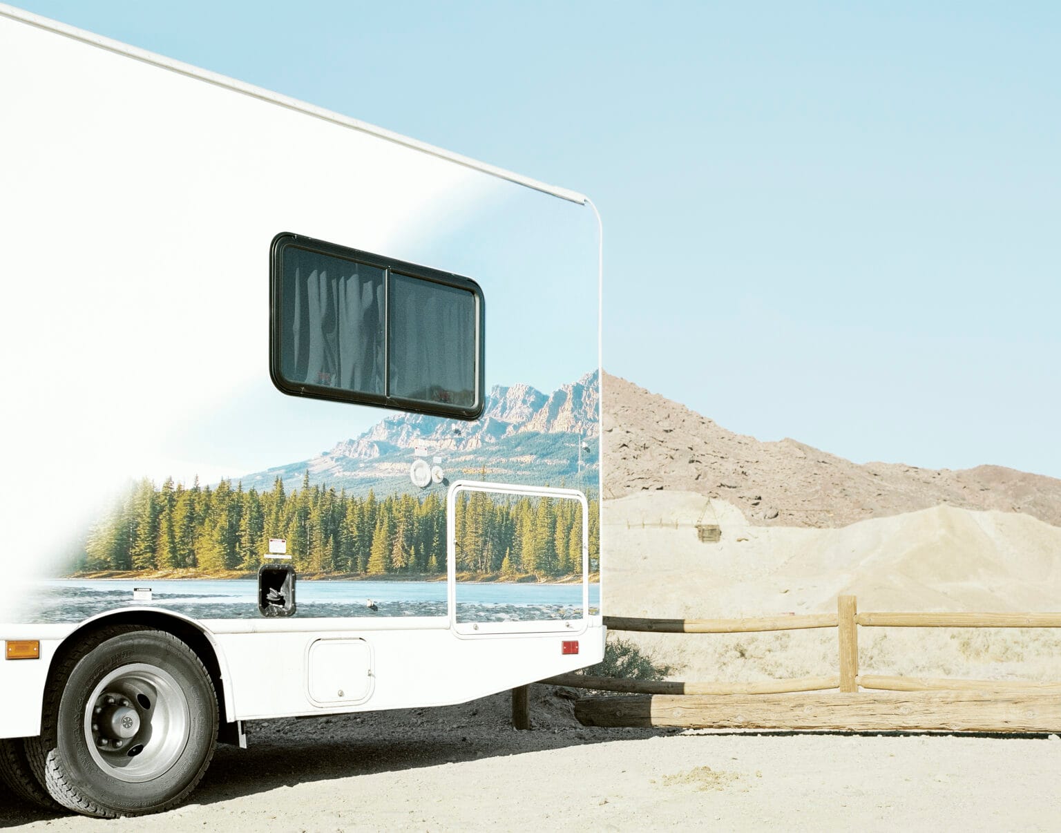 PAESAGGIO 2024 | Francesco Jodice Picacho Butte Arizona 013 2014 | Spazi Fotografici Foto copertina corso Paesaggio 2024 - Fotografia di camper su paesaggio desertico