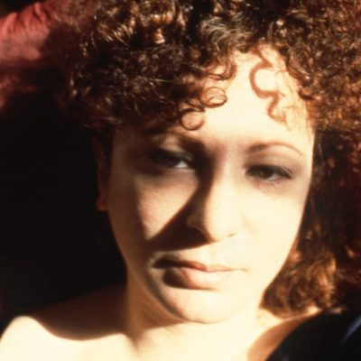 LA STORIA PRIMA DI TUTTO 2025 | Nan Goldin Self portrait with eyes turned inward Boston 1989 | Spazi Fotografici Nan Goldin, Self-portrait with eyes turned inward, Boston, 1989